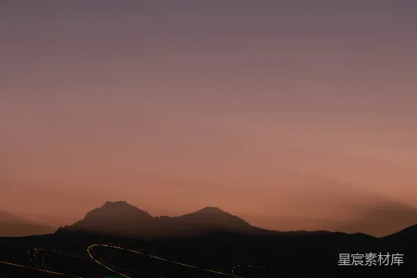 山峦之上夕阳西下