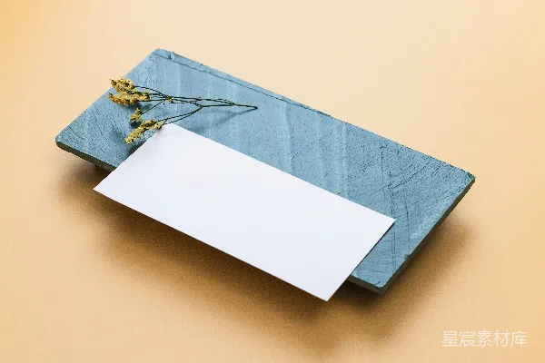 高清摄影 蓝色的纸张上有一个金属钩子。
