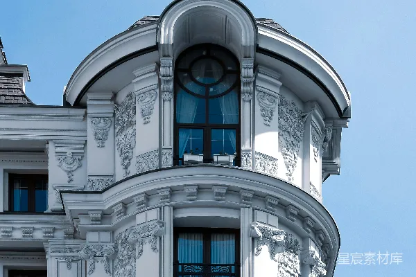 一栋顶端有钟的高大白色建筑