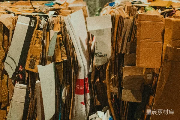高清摄影 一堆纸板放在木制地板上