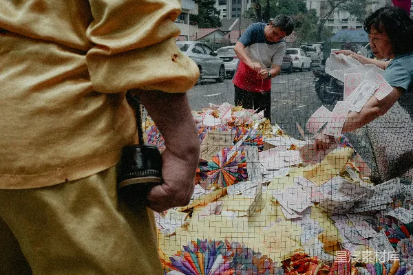 高清摄影 人们在街上摆放供品