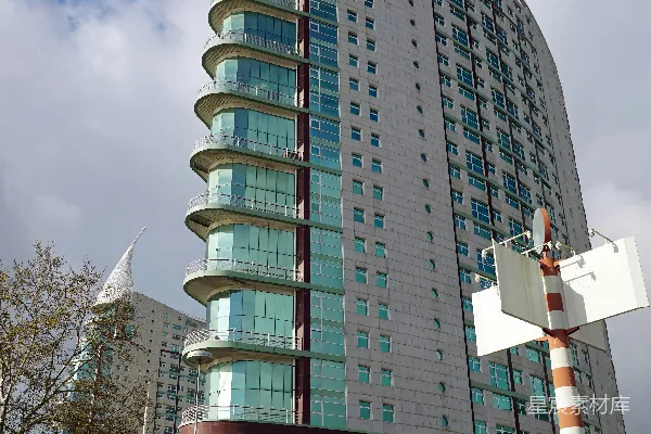一座有许多窗户的高大建筑
