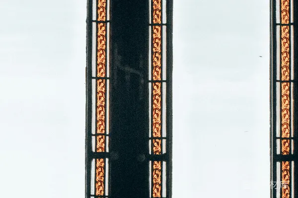 一幅大型的 stained glass 窗户