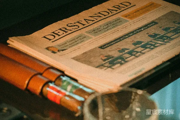高清摄影 一份报纸放在桌子旁边的一杯玻璃杯上面。