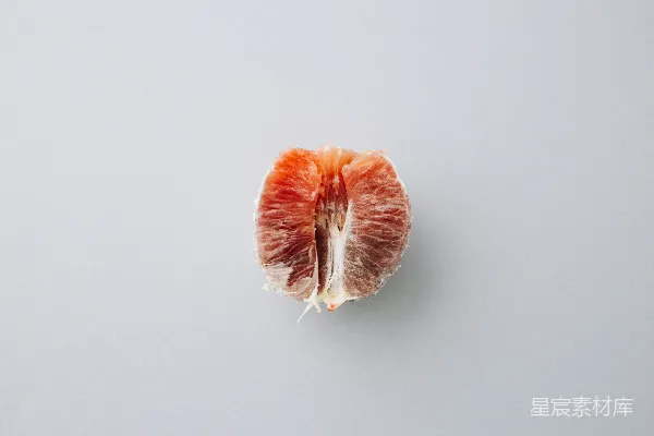 橙色的柚子放在灰色表面上