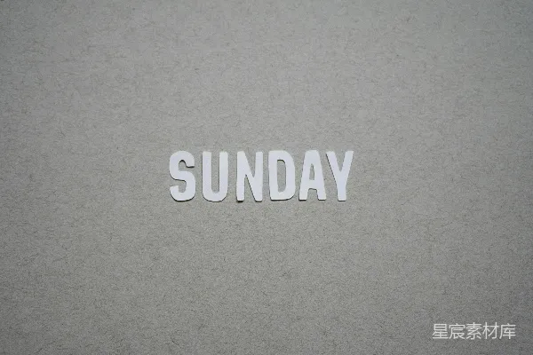 高清摄影 用剪下的字母拼写的单词“Sunday”