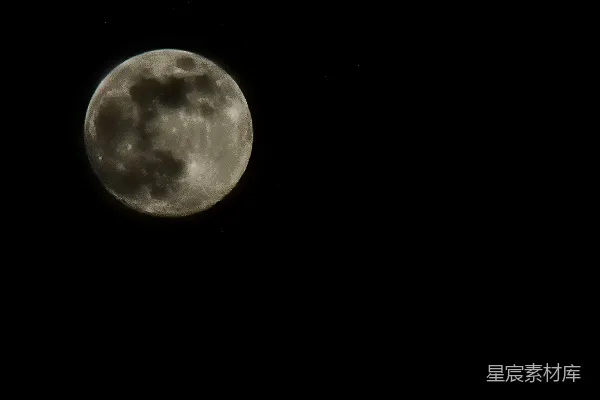 满月在暗夜的天空中可见