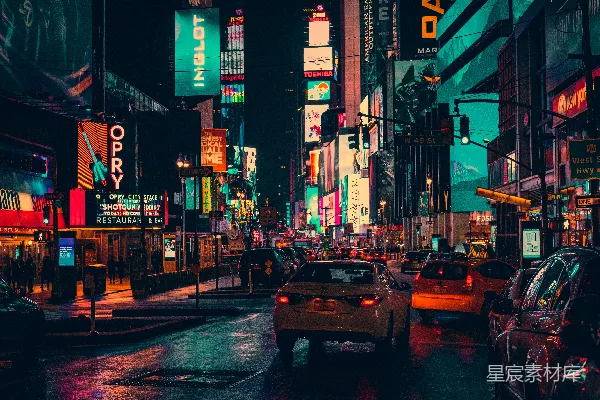 夜晚道路上的车辆被建筑物环绕