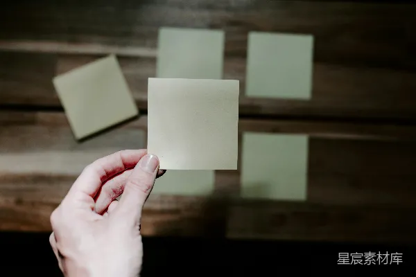高清摄影 一只手拿着一张纸。