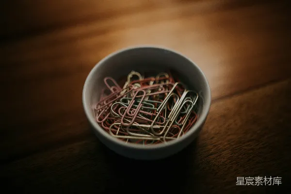 高清摄影 陶瓷碗中的回形针