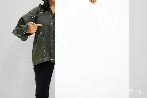 高清摄影 穿着绿色夹克的女士手里拿着一张白纸。