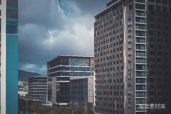 城市中一些非常高的建筑物的景象