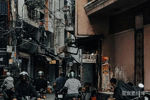 一群人在街上骑摩托车