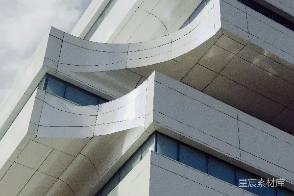 一座现代白建筑矗立在阴云的天空下。