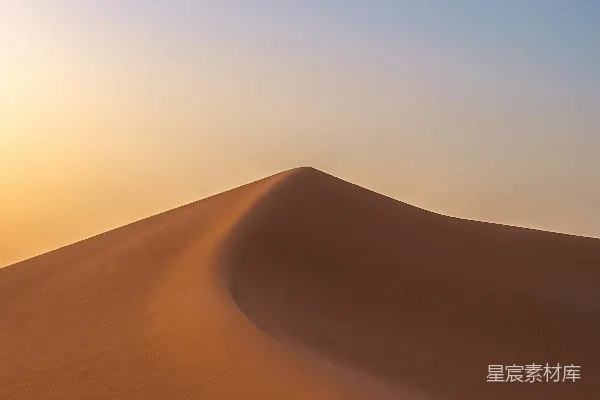 一片孤零零的沙丘在斜 Gradient 天空之下