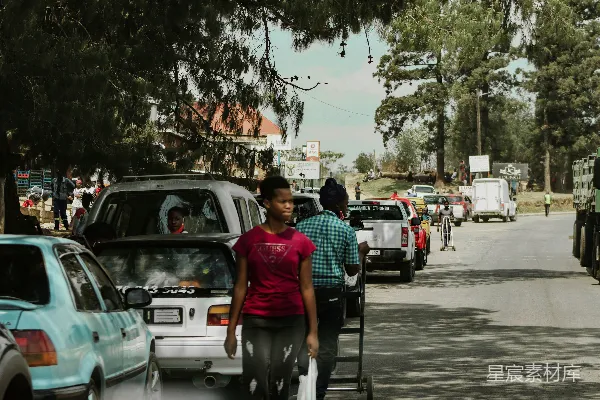 高清摄影 红色圆领T恤的男人站在一位蓝色和白色格子衬衫的女人旁边