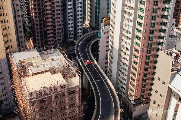 城市建筑间蜿蜒的空中高速公路视图