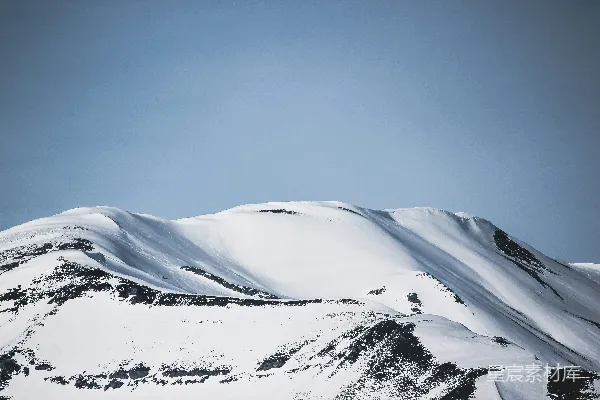 白天雪山