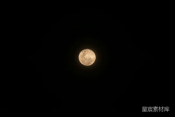 满月在暗夜的天空中闪耀