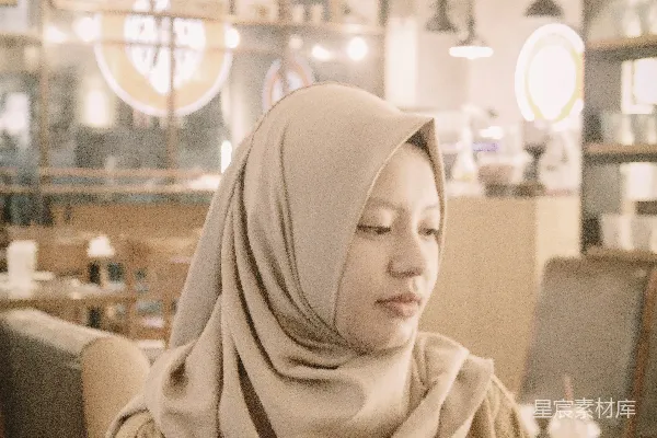 坐在桌子前的女士
