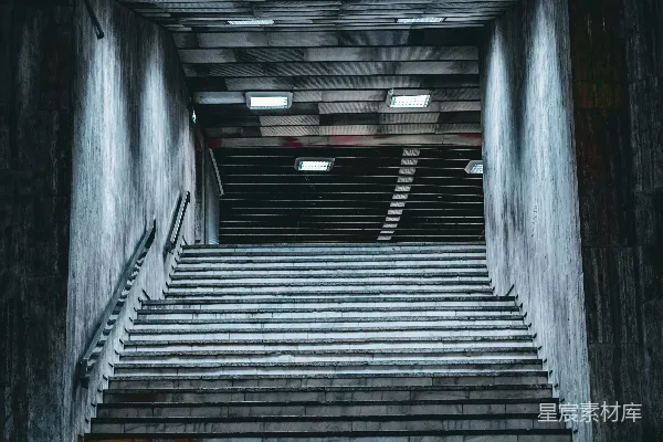 一排通往建筑物顶部的楼梯