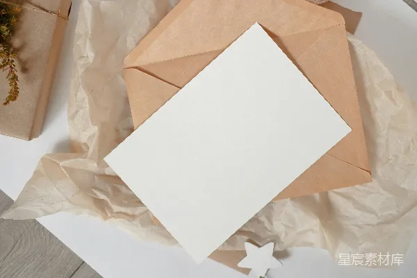 高清摄影 一张白色纸张放在一张棕色纸张上面。