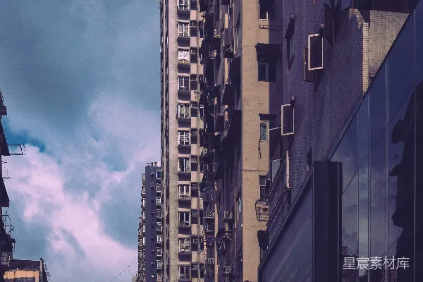 带有标志的高大建筑物