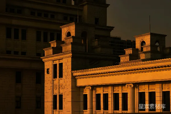 老建筑的特写镜头沐浴在金色的黄昏光线中。