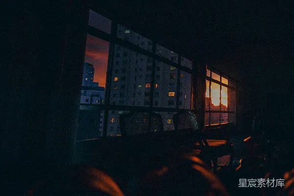 城市建筑在夕阳下的景象