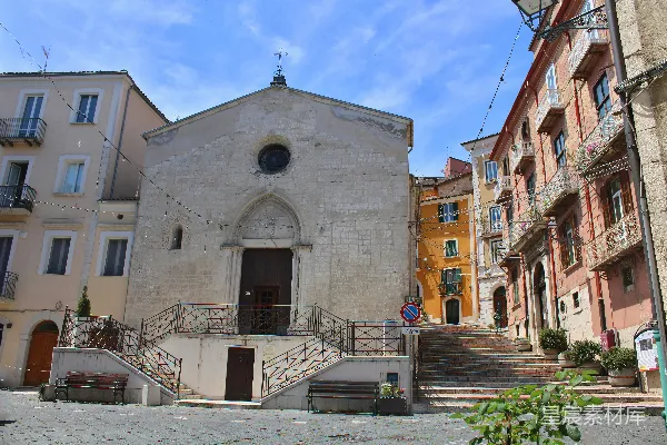 欧洲小镇广场上的老教堂立面。
