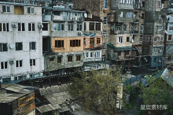 一排紧挨着的建筑物