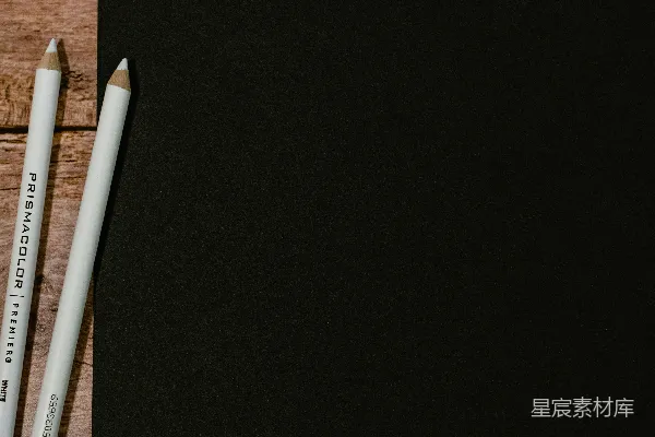 高清摄影 白色和灰色的铅笔在黑色的布料上