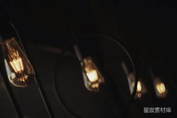 黑色套管的电线与黑色套管的电线