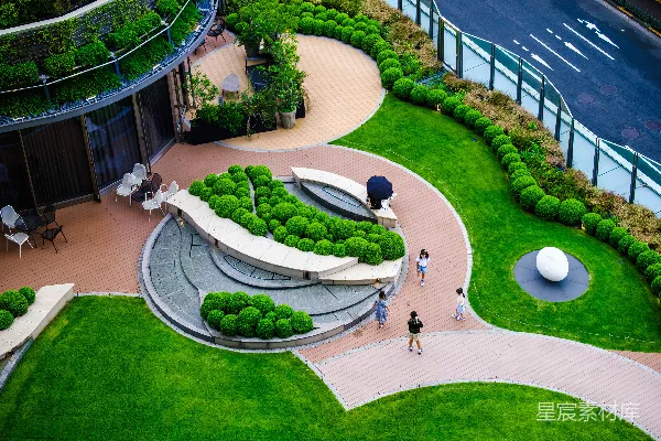 一座建筑的空中俯瞰图，周围有一个圆形花园