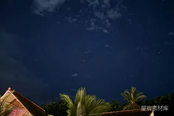 热带度假村的夜景