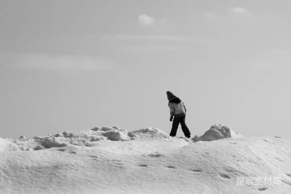 站在雪覆盖的山顶上的人