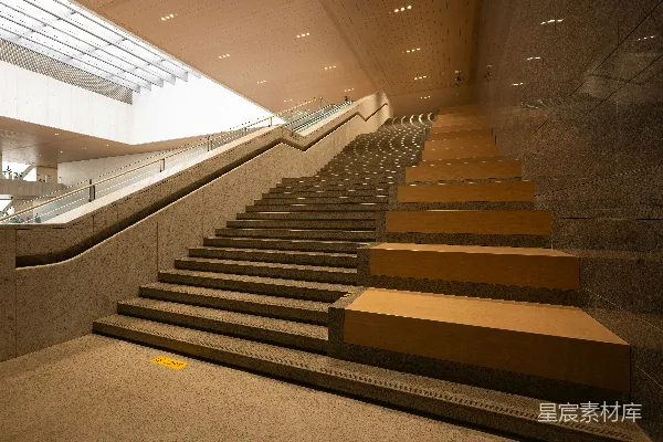 一栋建筑里的很长一排楼梯