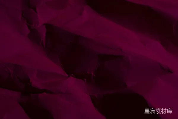 高清摄影 一部手机放在紫色的纸上