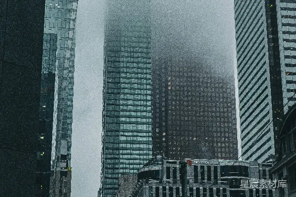 雾蒙蒙的城市街道，高耸的建筑物