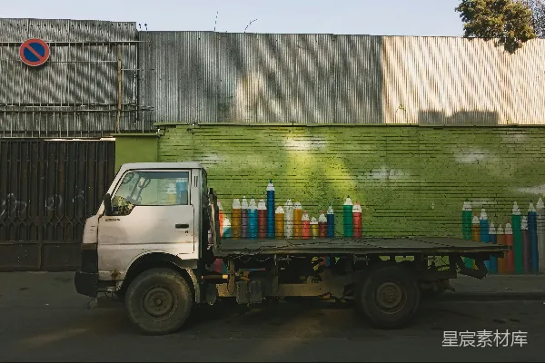 白天路上的白色和蓝色卡车