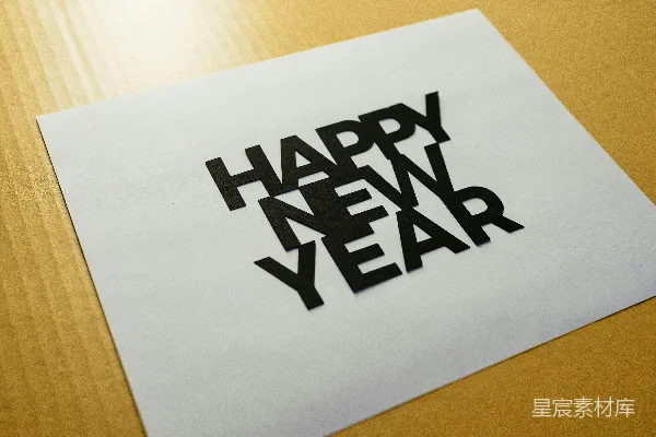 高清摄影 一张纸上剪出了“新年快乐”的字样。