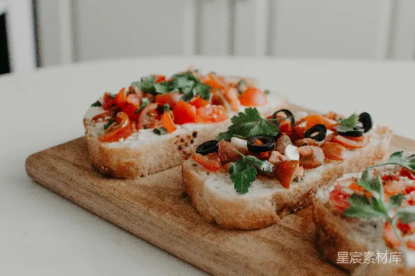 蔬菜 toppings 的面包片