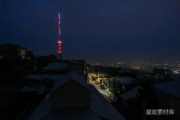 红白塔在夜间