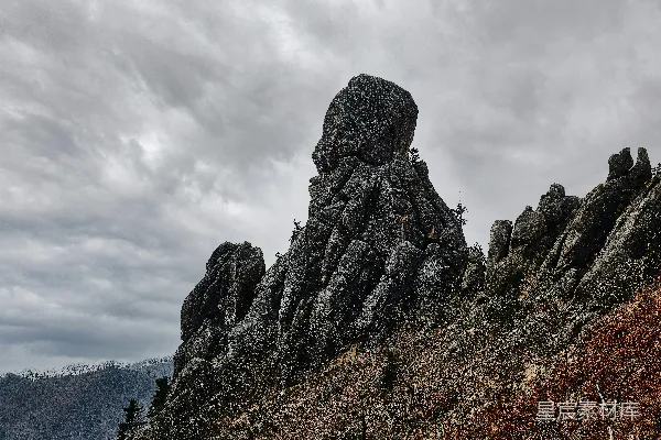 Rockies山地山脉在白天云层下的景象