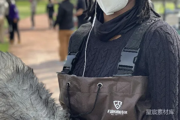 一个戴着口罩并提着包的人