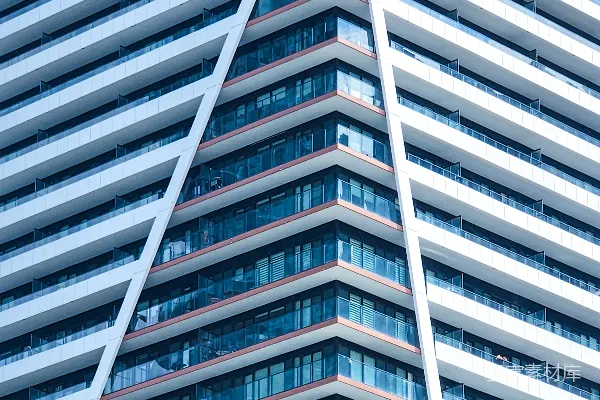 一座前面有一些窗户的高大建筑物