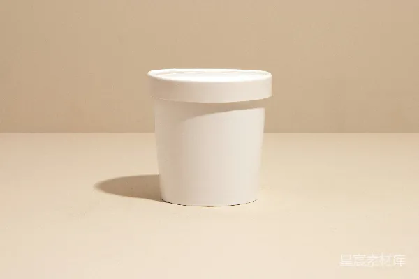高清摄影 一个白色的杯子放在桌子上。
