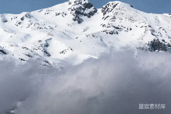 山雪雾中的风景摄影