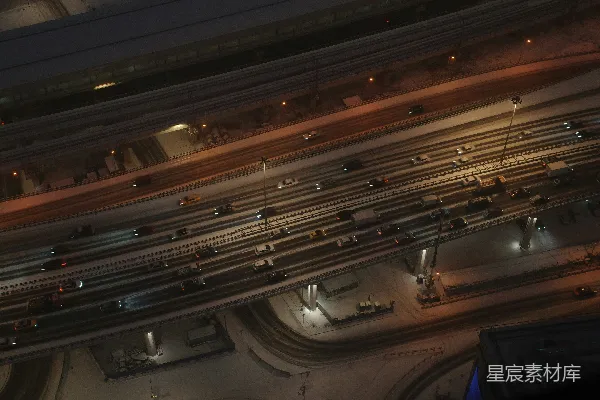 夜晚俯瞰繁忙的高速公路。