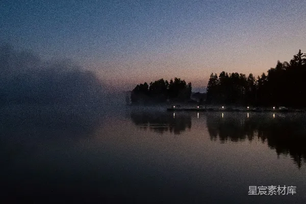 背景中有树木和夕阳的一片水域。
